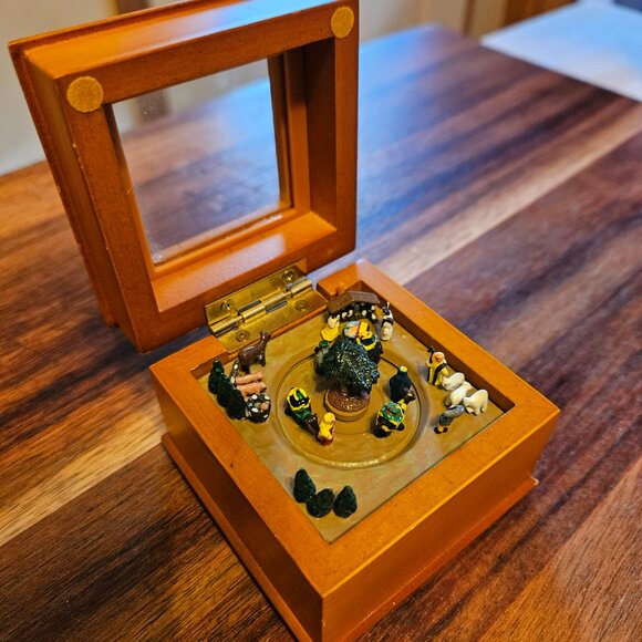 Mr. Christmas animated miniature nativity music box scene - Picture 5 of 5